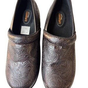 Safe Step Comfort Womens Embossed Slip-Resistant Clogs Size 8W Oil-Resistant Sol